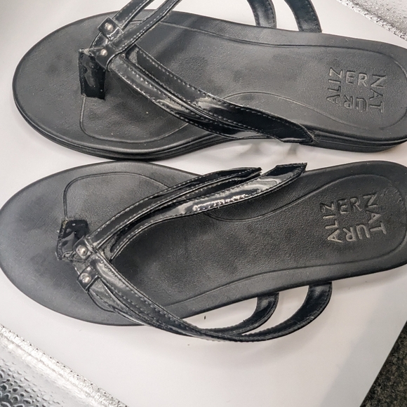 Ladies size 7 Naturalizer flip flops - Picture 3 of 4
